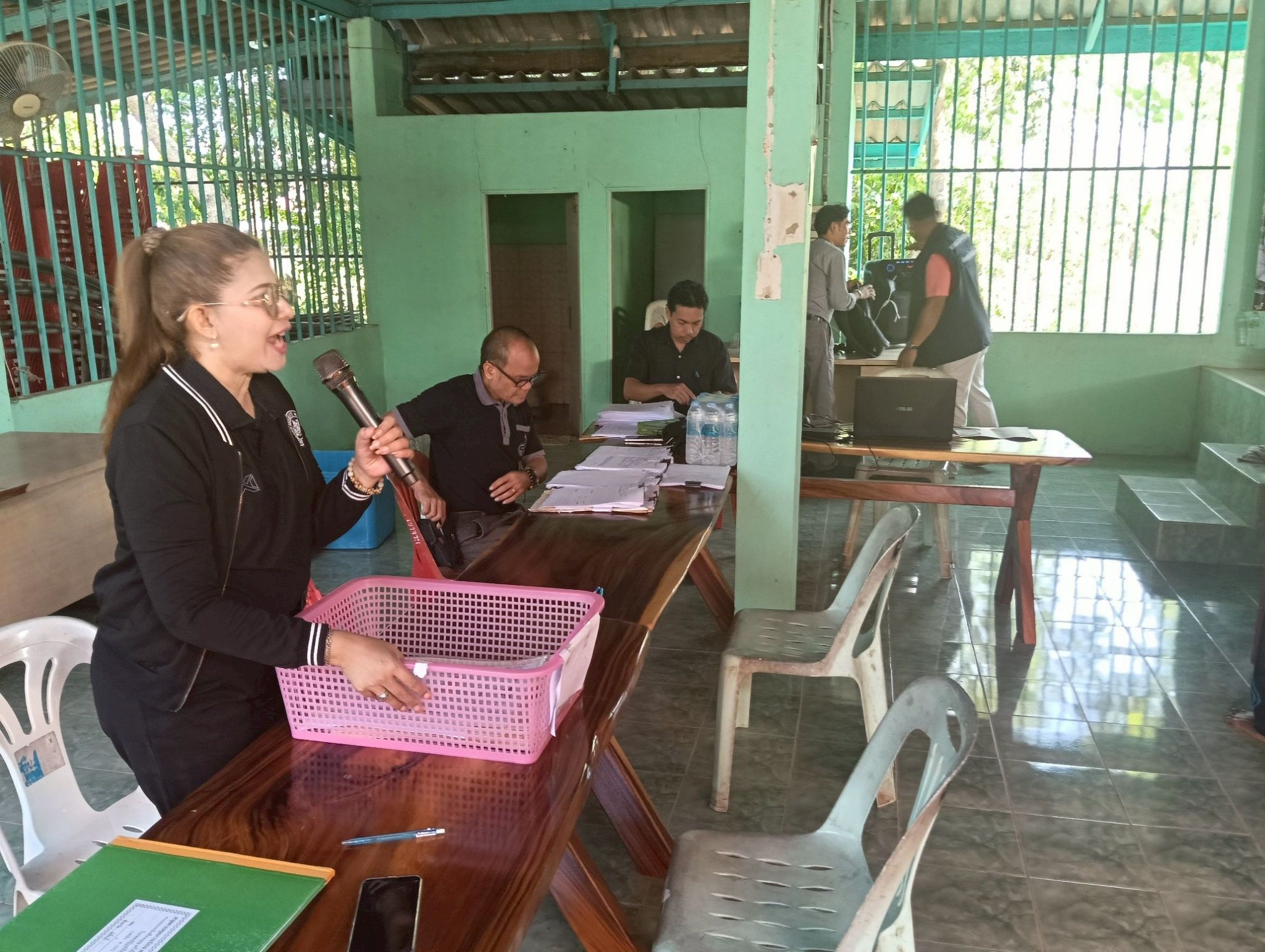 title - วันที่ 1 เมษายน 2569 นายวิทูล ประดิษฐ์บุญ ปฏิรูปที่ดินจังหวัดปราจีนบุรี มอบหมายให้ นายลิขิต ผันผ่อน ผู้อำนวยการกลุ่มกฎหมาย นางสาวปาริชาติ ศรีปราชญ์ ผู้อำนวยการกลุ่มยุทธศาสตร์และการปฏิรูปที่ดิน พร้อมด้วย เจ้าหน้าที่ ส.ป.ก.ปราจีนบุรี ลงพื้นที่ออกศูนย์บริการเคลื่อนที่“Mobile Unit” ณ ตำบลย่านรี อำเภอกบินทร์บุรี จังหวัดปราจีนบุรี